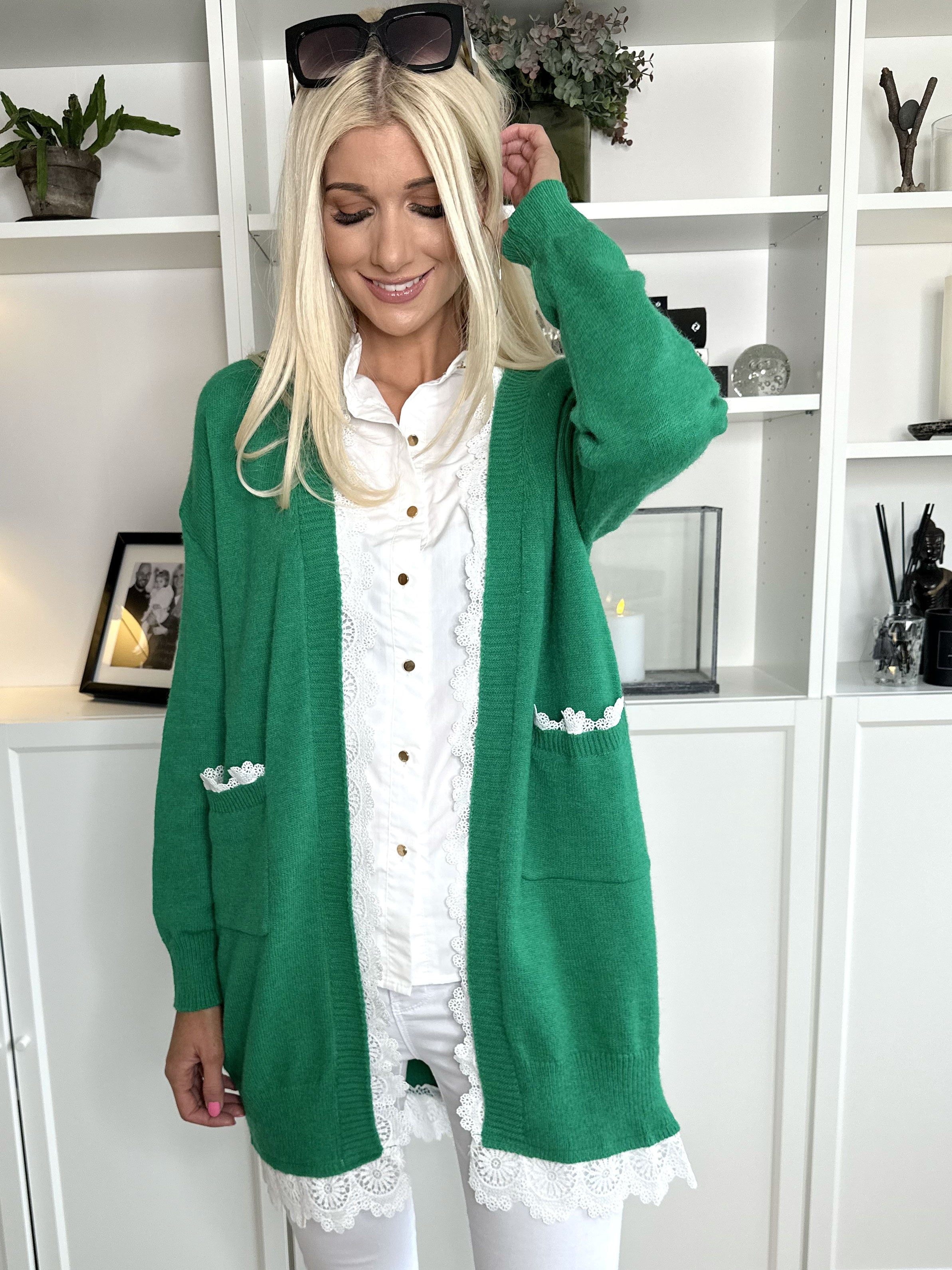 Rosie - Feminin strikcardigan med hvid blondekant